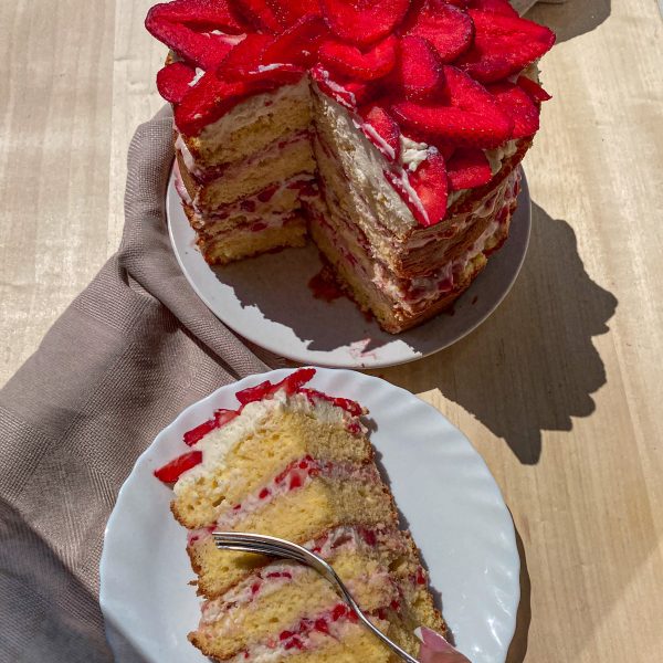 Heavenly cake with strawberries