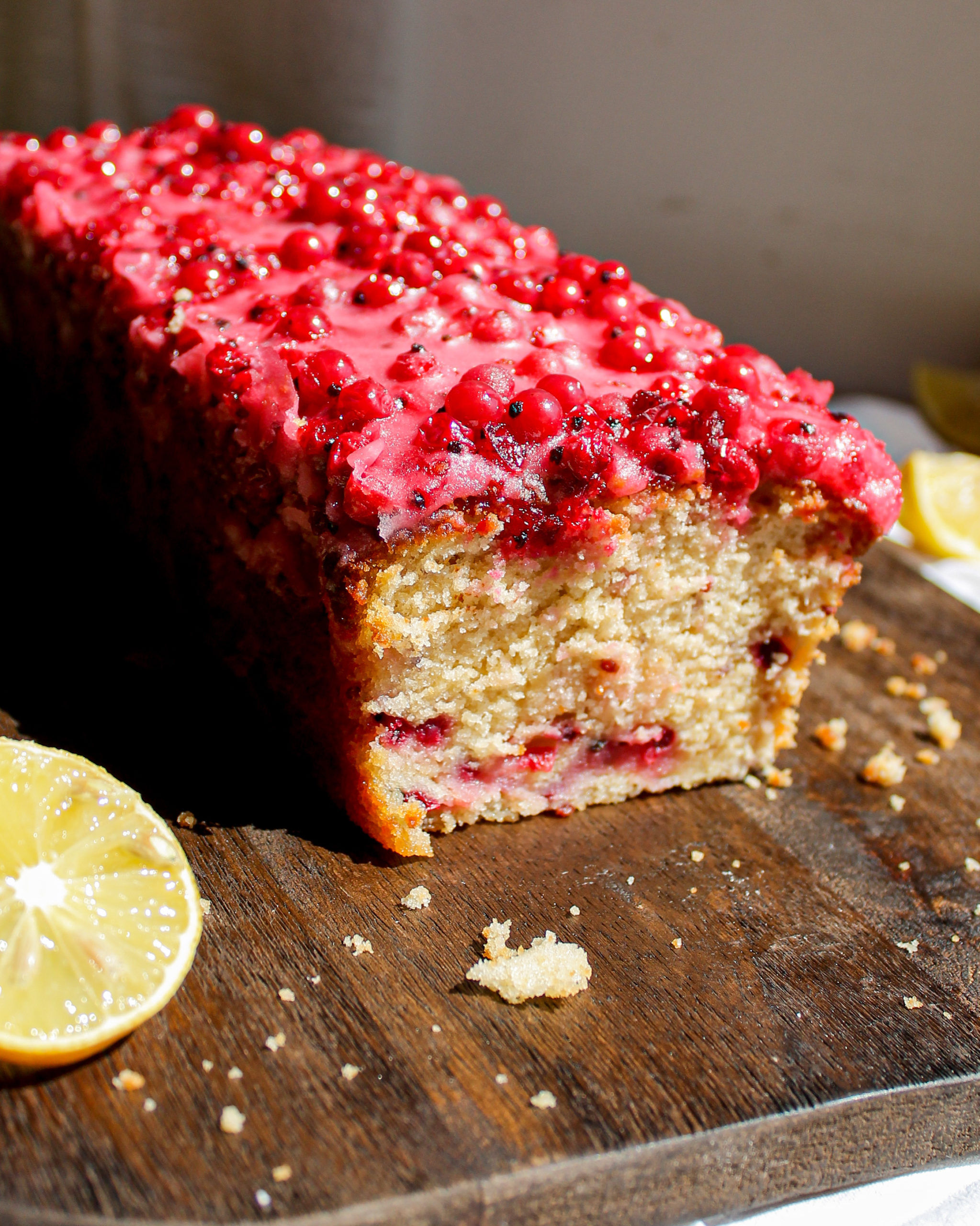 Red currant loaf cak